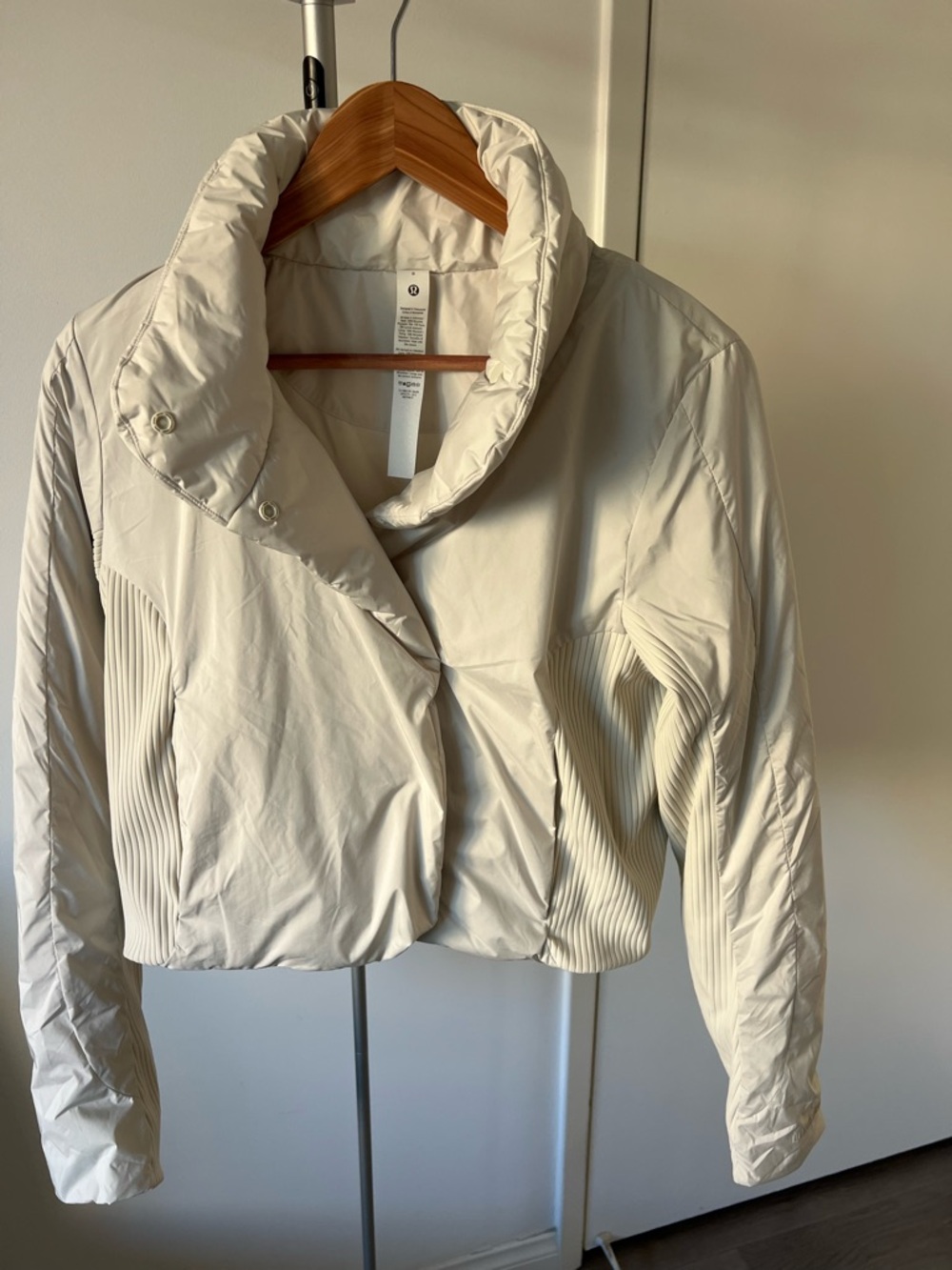 Lululemon Athletica Sleek City Cropped Jacket - Picture 4 of 12